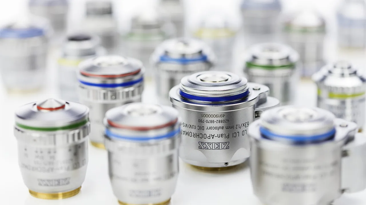 Objectifs de microscope posés sur un fond blanc